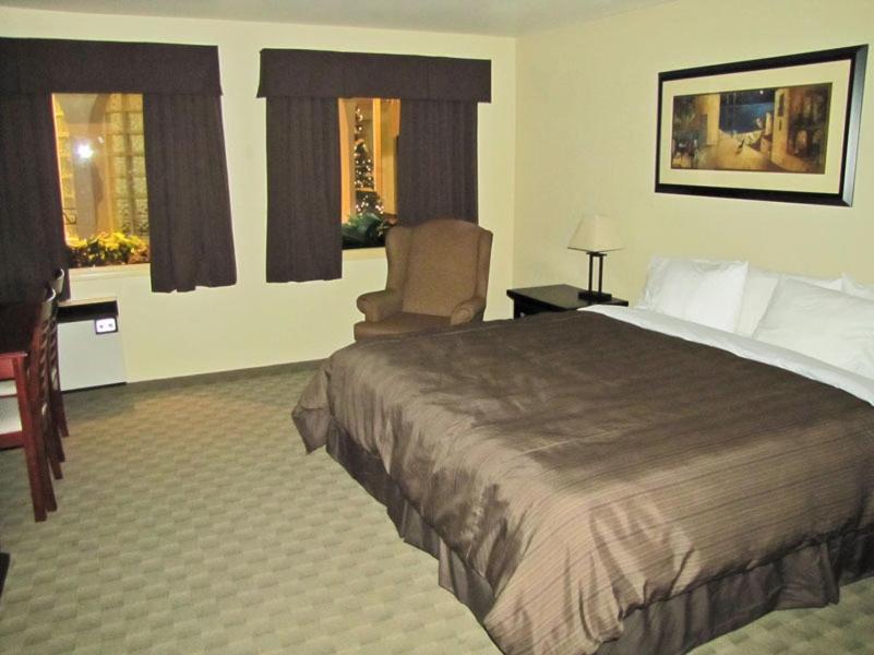 Quality Inn & Suites Winkler Room photo